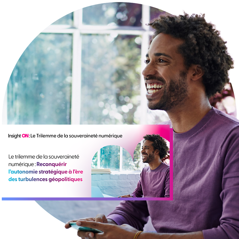 Gros plan d'un homme souriant utilisant un ordinateur portable