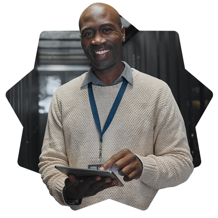 Ingénieur avec une tablette dans une salle de serveurs