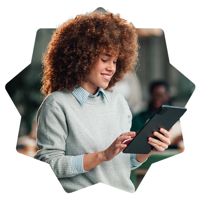 Jeune femme souriante utilisant une tablette