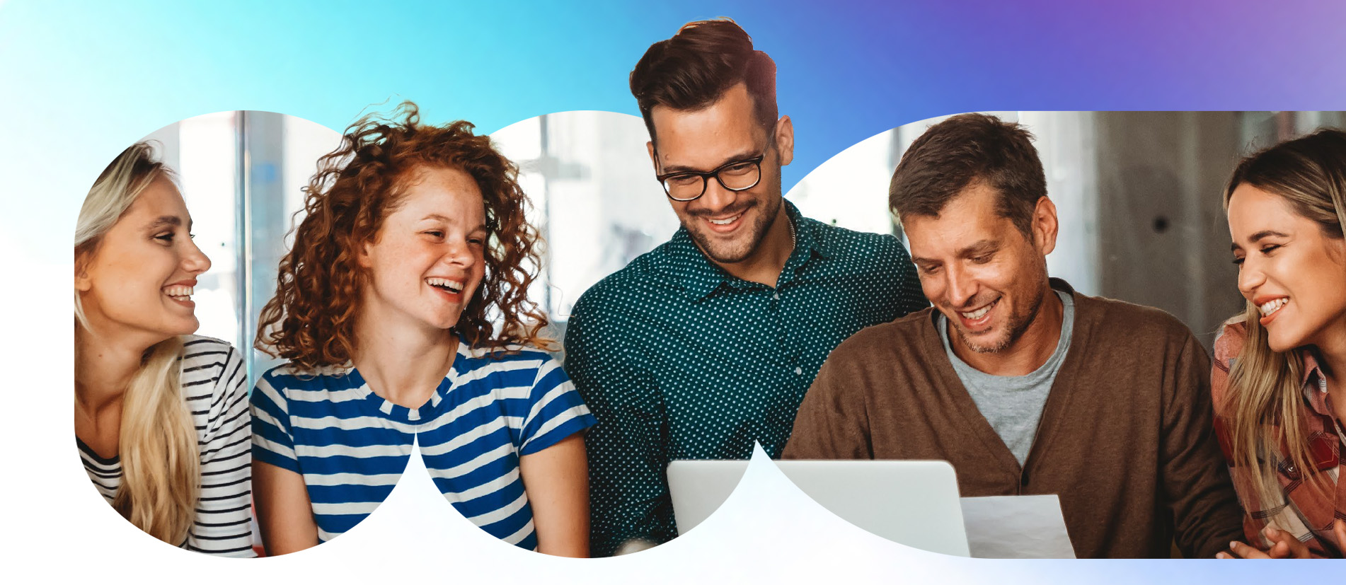 Groupe de collaborateurs souriant lors d'une réunion productive