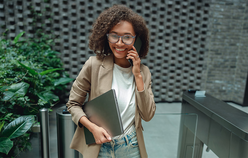 jeune femme badgeant à l'entrée d'un bureau moderne