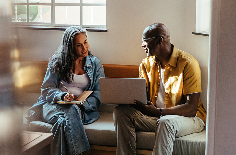 Collaborateurs échangeant sur un projet de cybersécurité.