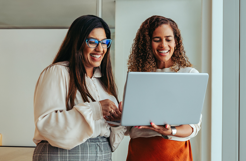 Équipes collaborant sur un projet de cybersécurité.