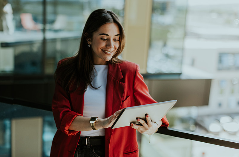 Femme d'affaires utilisant une tablette