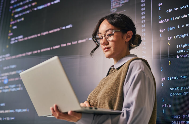 Professionnels de l'entreprise collaborant sur un Google Chromebook tout en discutant des solutions professionnelles Google Cloud
