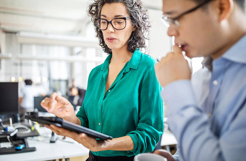 Session de planification stratégique GRC sur tablette.