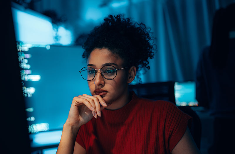 Une experte travaille sur la sécurité informatique sur son ordinateur