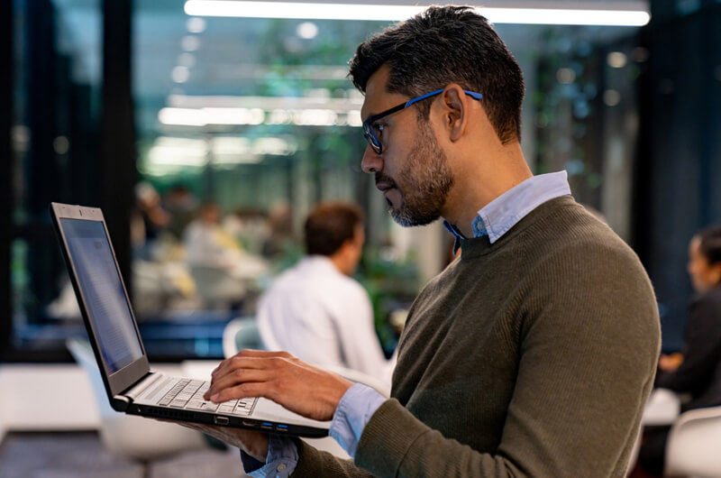 Professionnel consultant son tableau de bord DaaS (Device as a Service)