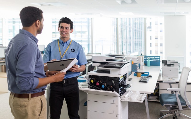 HP Print Assessment technicians talking