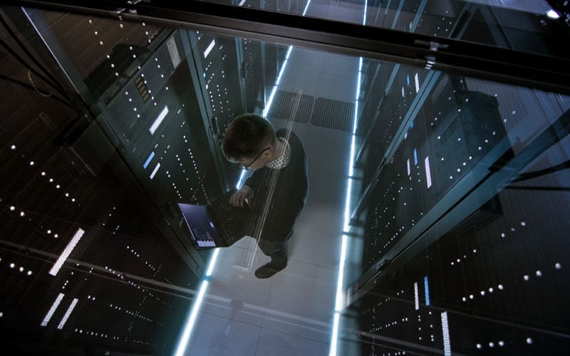 IBM IT infrastructure solutions Man in server room